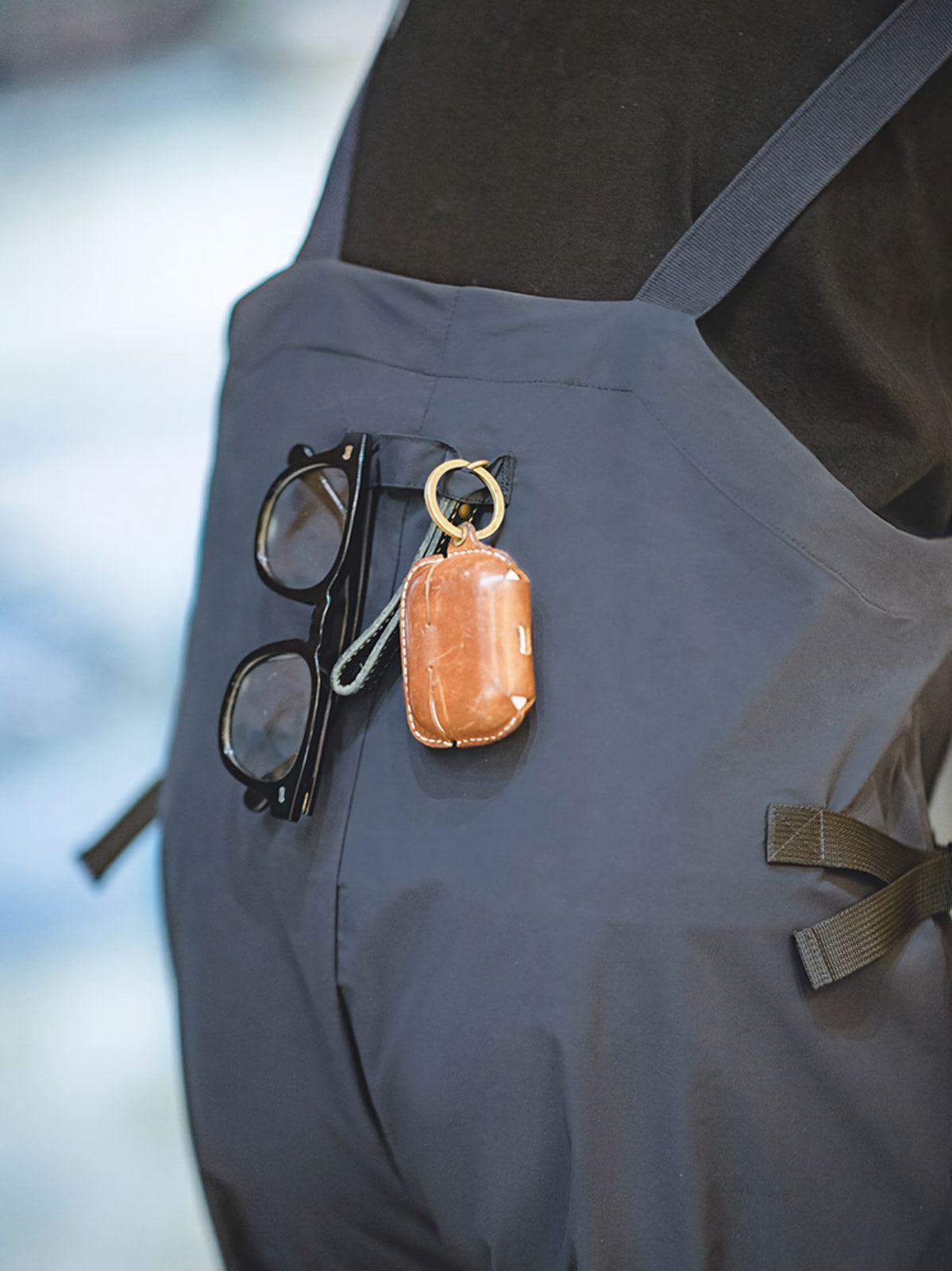 詳細画像:防水素材とポケットのディテール