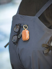 詳細画像:防水素材とポケットのディテール