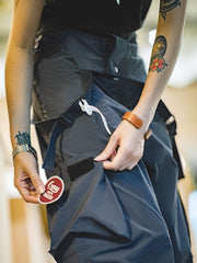 詳細画像:防水素材とポケットのディテール