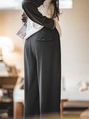 モデル画像:モデルが着用した美式カジュアルドレープワイドレッグフロアレングスパンツの展示モデル画像:モデルが着用した美式カジュアルドレープワイドレッグフロアレングスパンツの展示