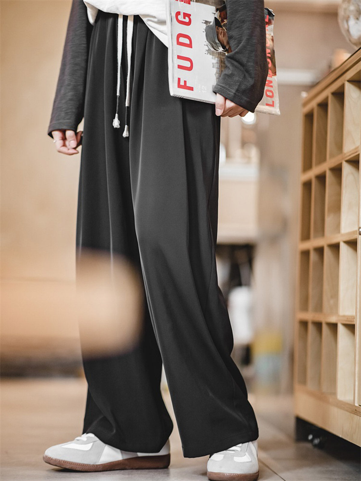 モデル画像:モデルが着用した美式カジュアルドレープワイドレッグフロアレングスパンツの展示