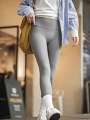 モデル画像: モデルが着用したスポーツカジュアルヨガパンツの着用例