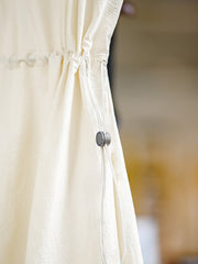 詳細画像: ワンピースのウエストドローストリングと裾の細部図