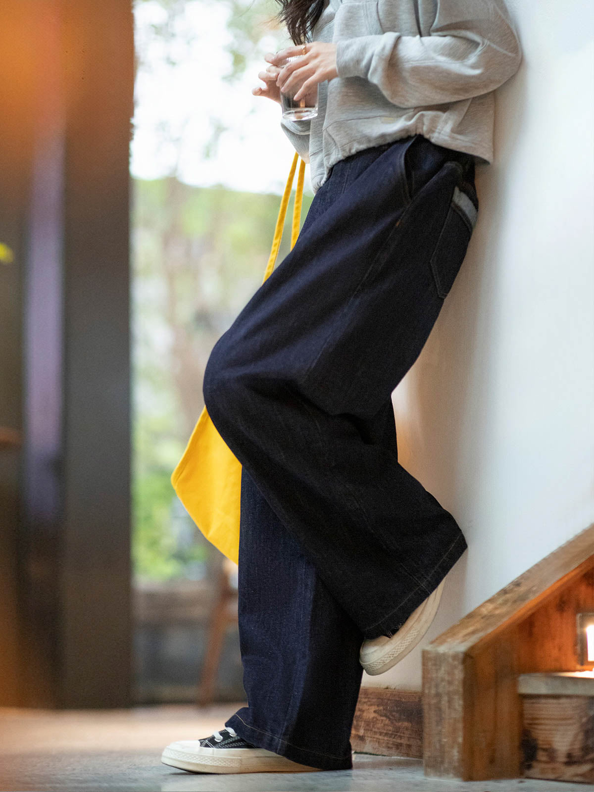 PESSOA CLUB モデルがデニムワイドレッグパンツを着用し、ヴィンテージスタイルのストリートファッションを披露