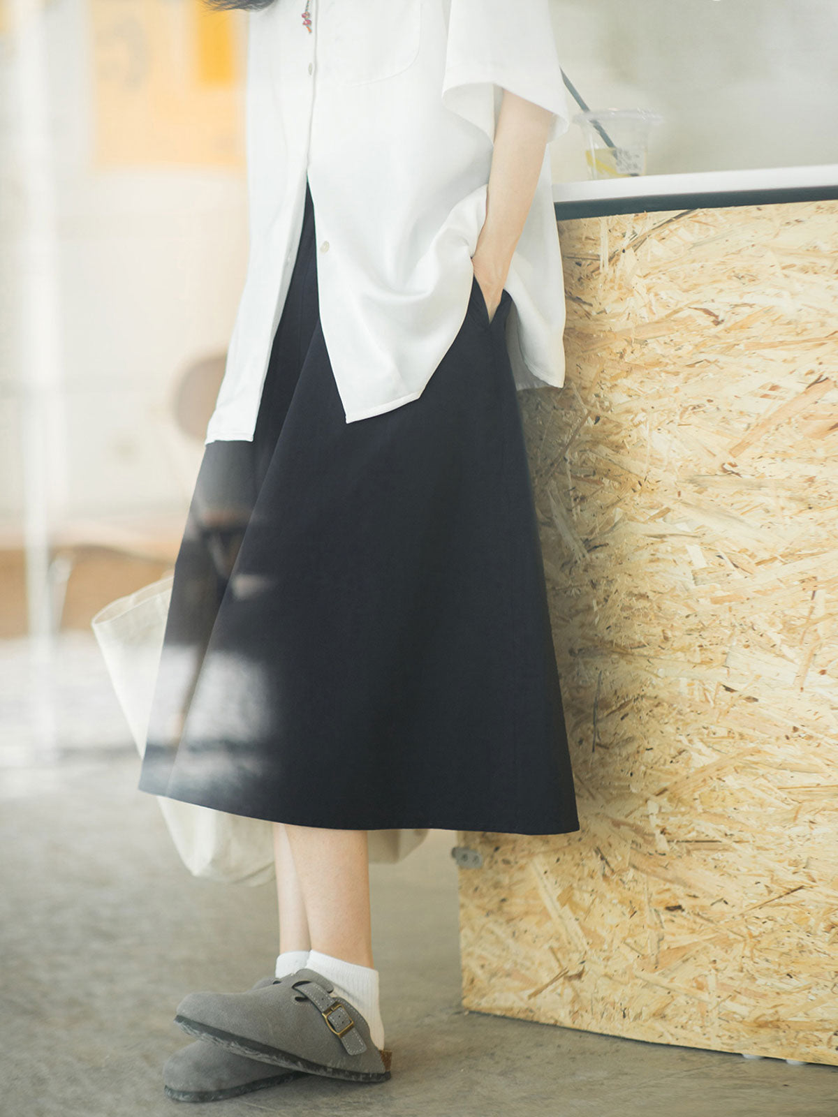 商品画像ALT:PESSOA CLUB ネイビーブルー ハイウエスト Aラインスカート正面展示 ●詳細画像ALT:PESSOA CLUB ハイウエストスカートの隠しポケットとドローストリングの詳細 ●モデル画像ALT:PESSOA CLUB モデルがネイビーブルーのAラインスカートを着用し、シャツやTシャツとの多様なスタイリングを演示