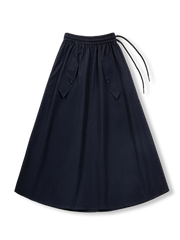 商品画像ALT:PESSOA CLUB ネイビーブルー ハイウエスト Aラインスカート正面展示 ●詳細画像ALT:PESSOA CLUB ハイウエストスカートの隠しポケットとドローストリングの詳細 ●モデル画像ALT:PESSOA CLUB モデルがネイビーブルーのAラインスカートを着用し、シャツやTシャツとの多様なスタイリングを演示
