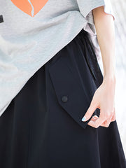 商品画像ALT:PESSOA CLUB ネイビーブルー ハイウエスト Aラインスカート正面展示 ●詳細画像ALT:PESSOA CLUB ハイウエストスカートの隠しポケットとドローストリングの詳細 ●モデル画像ALT:PESSOA CLUB モデルがネイビーブルーのAラインスカートを着用し、シャツやTシャツとの多様なスタイリングを演示