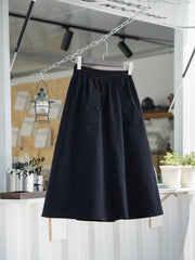 商品画像ALT:PESSOA CLUB ネイビーブルー ハイウエスト Aラインスカート正面展示 ●詳細画像ALT:PESSOA CLUB ハイウエストスカートの隠しポケットとドローストリングの詳細 ●モデル画像ALT:PESSOA CLUB モデルがネイビーブルーのAラインスカートを着用し、シャツやTシャツとの多様なスタイリングを演示
