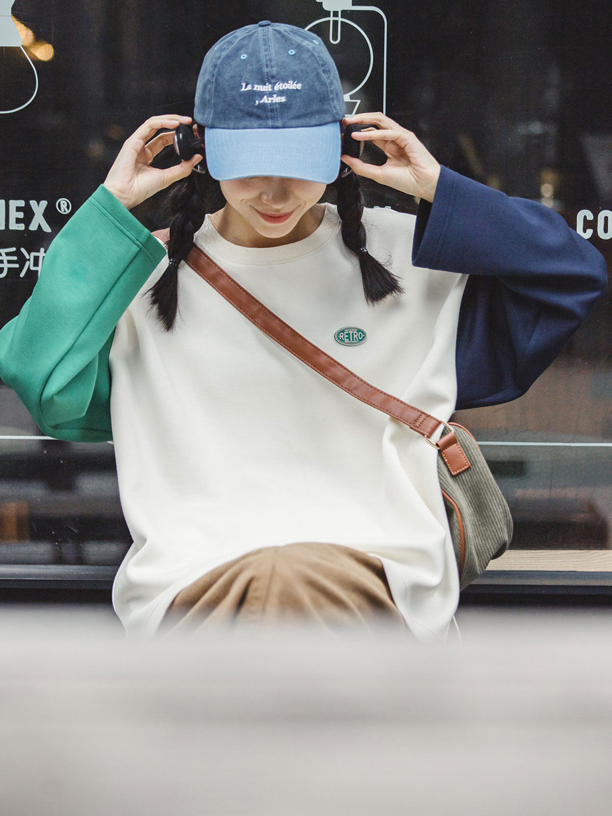 詳細画像: 袖口の配色と胸のヴィンテージ小エンブレムのディテール画像