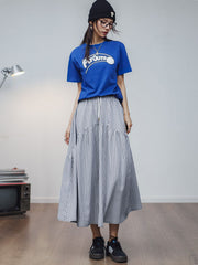 モデル画像: モデルが着用するヴィンテージブラック&ホワイトチェックミディスカート