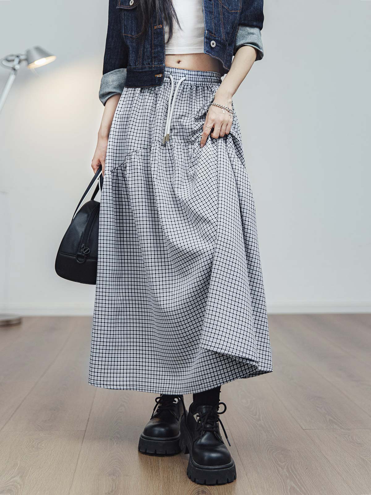 詳細画像: スカートのブラック&ホワイトチェック柄と不規則なヘムラインのディテール