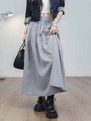 詳細画像: スカートのブラック&ホワイトチェック柄と不規則なヘムラインのディテール