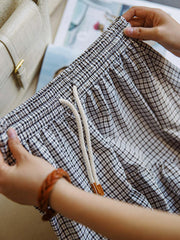 詳細画像: スカートのブラック&ホワイトチェック柄と不規則なヘムラインのディテール