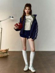 モデルがPESSOA CLUBのアメリカンレトロベースボールプリントロングスリーブTシャツを着用し、カレッジスタイルを披露