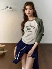 モデルがPESSOA CLUBのアメリカンレトロベースボールプリントロングスリーブTシャツを着用し、カレッジスタイルを披露