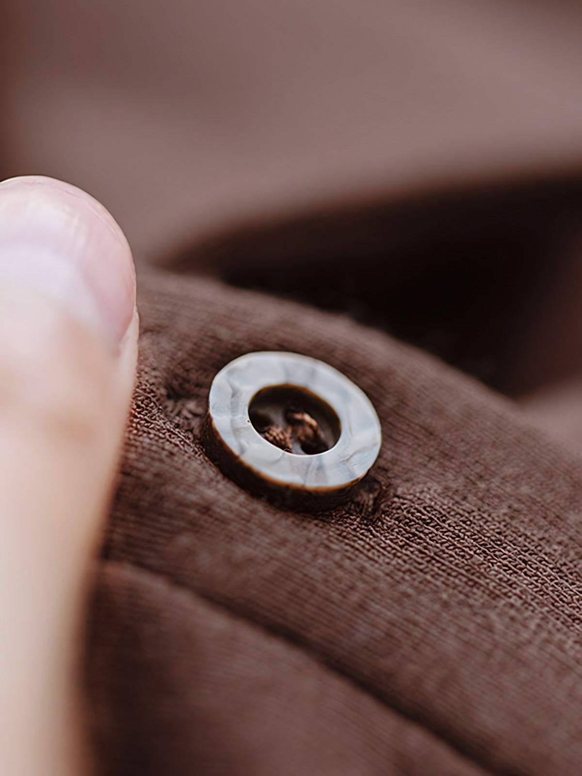 カーディガンの樹脂ボタンの詳細