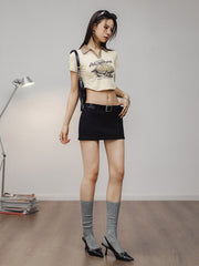 モデルがエクスプローラープリントポロシャツを着用し、カジュアルなスタイルを披露