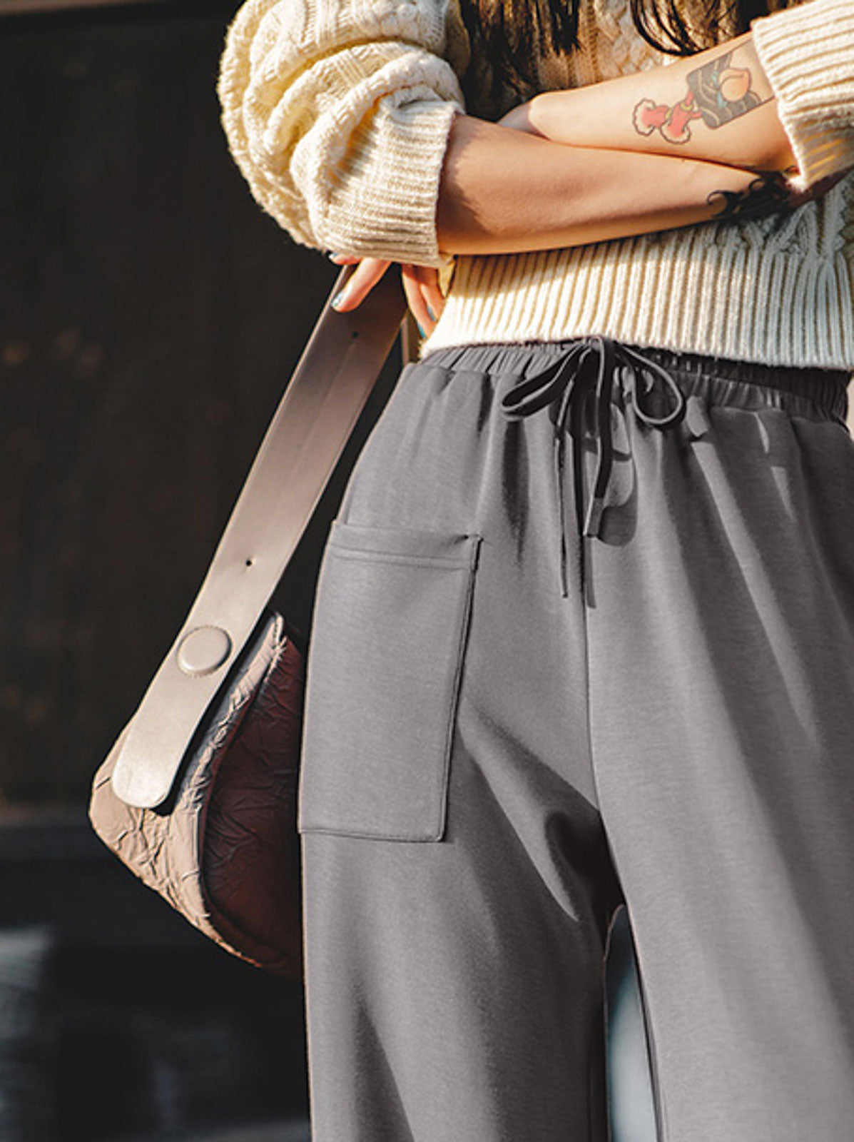 モデル画像: モデルが着用したダークグレーハイウエストワイドレッグスウェットパンツのコーディネート例