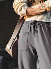 モデル画像: モデルが着用したダークグレーハイウエストワイドレッグスウェットパンツのコーディネート例