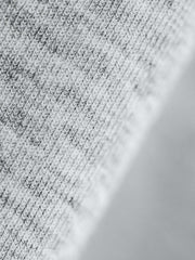 グレーショート丈フーディーのスノーフレークパターンとジッパーのディテール特写