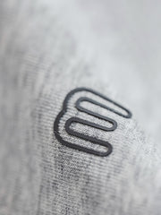 グレーショート丈フーディーのスノーフレークパターンとジッパーのディテール特写