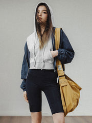 モデルがアメリカンストリートスタイルのグレーショート丈フーディージップアップを着用し、多様なスタイリングを披露