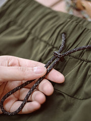 詳細画像:パンツのウエストゴムとドローストリングデザインの詳細図