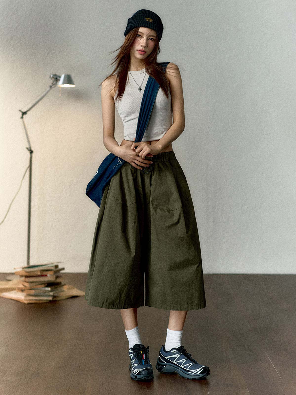 詳細画像:パンツのウエストゴムとドローストリングデザインの詳細図