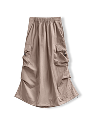 カーキ色のアウトドアスポーツパラシュートカーゴスカート正面展示。