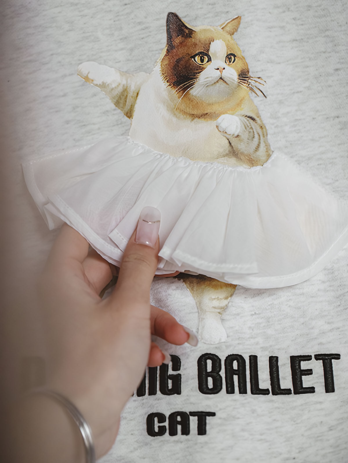 PESSOA CLUB「バレエキャット」のプリントと刺繍の詳細クローズアップ