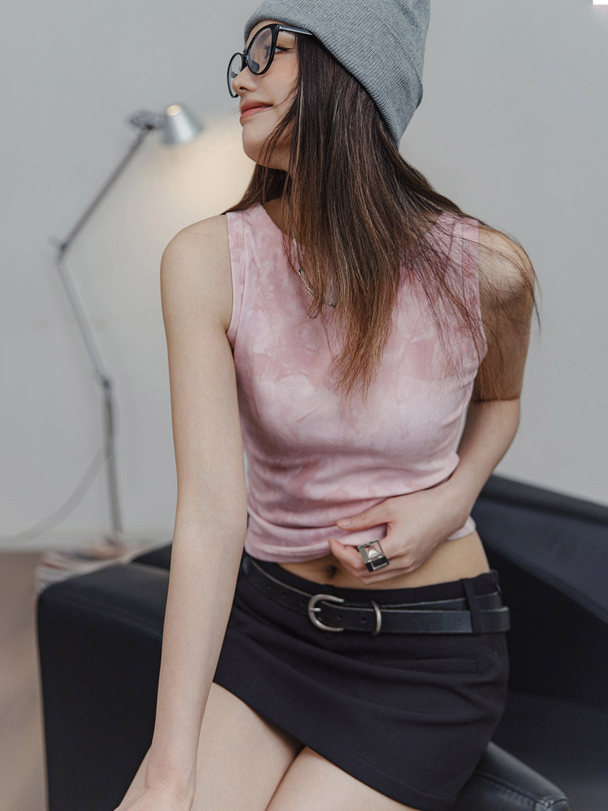 PESSOA CLUB のモデルがタイダイタンクトップを着用し、カジュアルなスタイリングで外出する様子を披露