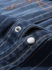 シャツの模造パールボタンと色落ちしたストライプディテールの画像