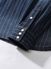 シャツの模造パールボタンと色落ちしたストライプディテールの画像