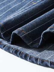 シャツの模造パールボタンと色落ちしたストライプディテールの画像