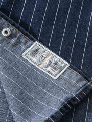 シャツの模造パールボタンと色落ちしたストライプディテールの画像