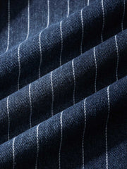 シャツの模造パールボタンと色落ちしたストライプディテールの画像