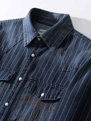 シャツの模造パールボタンと色落ちしたストライプディテールの画像