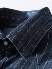 シャツの模造パールボタンと色落ちしたストライプディテールの画像