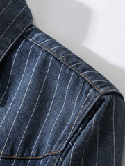 シャツの模造パールボタンと色落ちしたストライプディテールの画像