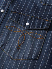 シャツの模造パールボタンと色落ちしたストライプディテールの画像
