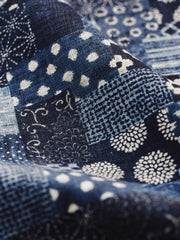 ペイズリー柄のBOROパッチワークとスエードの質感を強調したクローズアップ