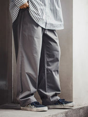 モデルがBOROパッチワークキャンバスシューズを合わせたストリートカジュアルコーデを披露