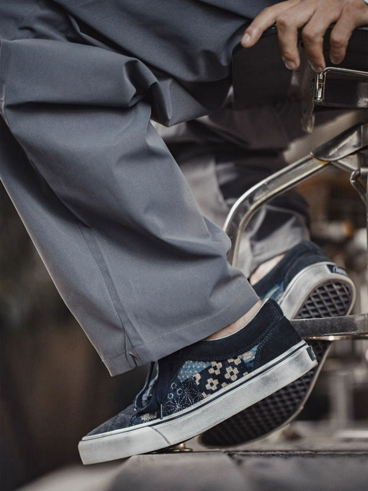 モデルがBOROパッチワークキャンバスシューズを合わせたストリートカジュアルコーデを披露