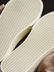 製品画像
「ブラック×ホワイトのクラシックな配色デザインが特徴の厚底キャンバススニーカー側面全体画像。スエードアッパーとキャンバスつま先の異素材コンビ仕様。」
詳細画像
「スエードアッパーとキャンバスつま先の異素材コンビデザイン、ダブルステッチ縁取り、加厚ラバーソールのディテールをクローズアップ。」