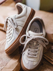 製品画像: ヴィンテージジャーマントレーナーシューズの全体展示 詳細画像: T字トゥとラバーバンパーのディテール展示