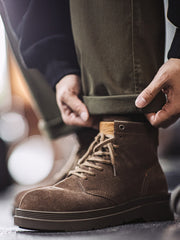 詳細画像:
ダークブラウンスエードレザーの靴に、耐久性を高める洗い加工したキャンバスを使用。しっかりとした靴筒と履き口のデザイン、手縫いのマークスティッチ、上部の牛革タグが特徴。
モデル画像:
ワイルドライフ風ダークブラウンスエード作業靴の着用イメージ。1960年代マーチンブーツをインスパイアしたデザインで、実用性とファッション性を兼ね備えたアイテム。