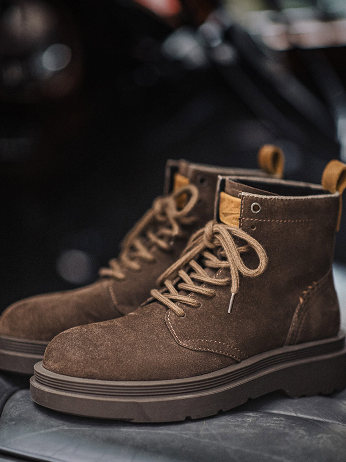 製品画像:
1960年代のマーチンブーツをインスパイアしたワイルドライフ風ダークブラウンスエード作業靴。ダークブラウンのスエードレザーとキャンバス素材を組み合わせ、自然な風合いと耐久性を提供。手縫いのマークスティッチやアクセントカラーのイヤータブがディテールにこだわりを感じさせます。
詳細画像:
ダークブラウンスエードレザーの靴に、耐久性を高める洗い加工したキャンバスを使用。しっかりとした靴筒と履き口のデザイン、手縫いのマークスティッチ、上部の牛革タグが特徴。