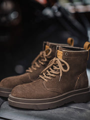 製品画像:
1960年代のマーチンブーツをインスパイアしたワイルドライフ風ダークブラウンスエード作業靴。ダークブラウンのスエードレザーとキャンバス素材を組み合わせ、自然な風合いと耐久性を提供。手縫いのマークスティッチやアクセントカラーのイヤータブがディテールにこだわりを感じさせます。
詳細画像:
ダークブラウンスエードレザーの靴に、耐久性を高める洗い加工したキャンバスを使用。しっかりとした靴筒と履き口のデザイン、手縫いのマークスティッチ、上部の牛革タグが特徴。