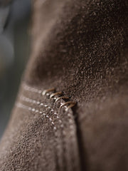 製品画像:
1960年代のマーチンブーツをインスパイアしたワイルドライフ風ダークブラウンスエード作業靴。ダークブラウンのスエードレザーとキャンバス素材を組み合わせ、自然な風合いと耐久性を提供。手縫いのマークスティッチやアクセントカラーのイヤータブがディテールにこだわりを感じさせます。
詳細画像:
ダークブラウンスエードレザーの靴に、耐久性を高める洗い加工したキャンバスを使用。しっかりとした靴筒と履き口のデザイン、手縫いのマークスティッチ、上部の牛革タグが特徴。