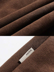 製品画像
"スエード調ラムファー中綿ジャケット、柔らかなスエード調表地とラムファー内側、レザー調ボタン、スタンドカラーとフラップカラーの切り替え可能デザイン"
詳細画像
"スエード調ラムファー中綿ジャケット、レザー調ボタンのディテール、スタンドカラーとフラップカラーが切り替え可能、実用的なポケット付き"